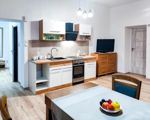 TV and multimedia, Kitchen or kitchenette, Dining area, oven, stove