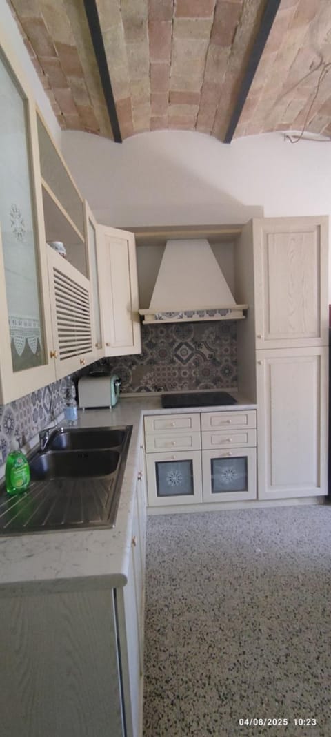 Kitchen or kitchenette, oven, pet friendly, stove