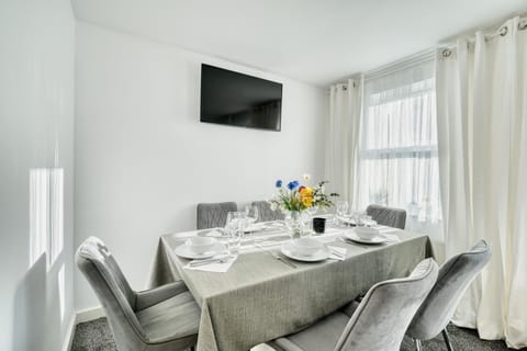 Communal lounge/ TV room, TV and multimedia, Living room, Seating area, Dining area, Evening entertainment