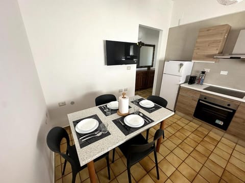 TV and multimedia, Kitchen or kitchenette, Dining area, oven, stove