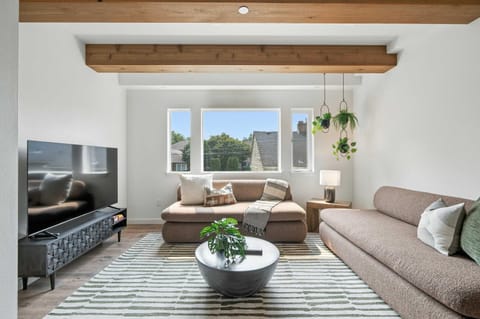 6 Bedroom Casa Adelynn in Kerns House in Portland