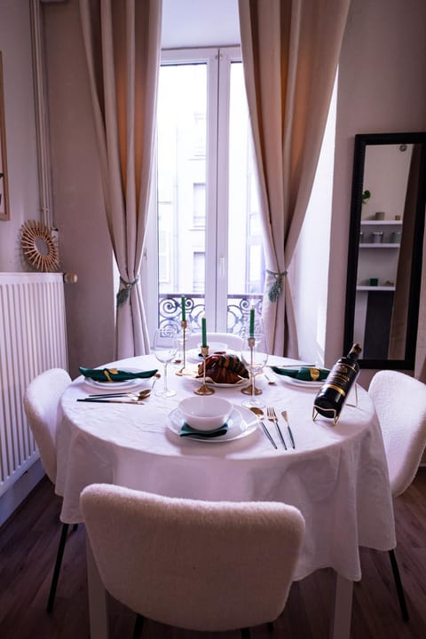 Food and drinks, Dining area, Food