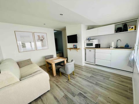 TV and multimedia, Coffee/tea facilities, Seating area, oven, stove