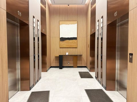 Photo of the whole room, elevator