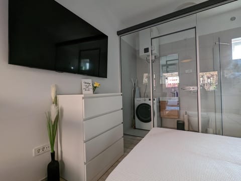 Bed, Photo of the whole room, Bedroom, washing machine, dryer