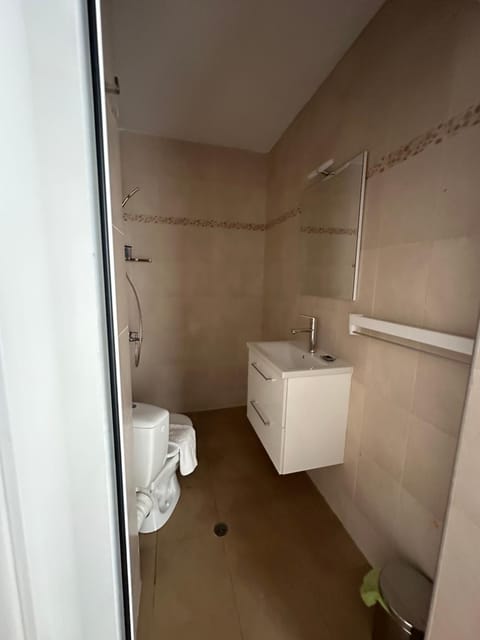 Rose studio - Bulgaria mall, Brand New, Ground floor, Family-friendly, Baby cot&chair, Mountain view, Self check-in, Free Public parking and Paid underground in the mall Apartment in Sofia