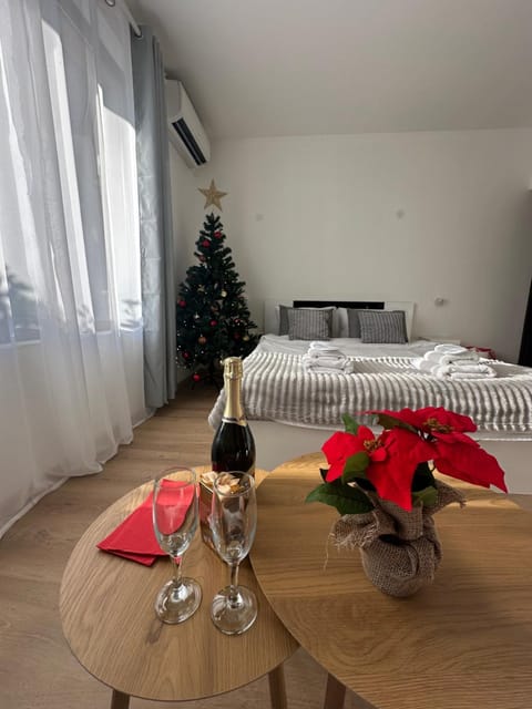 Rose studio - Bulgaria mall, Brand New, Ground floor, Family-friendly, Baby cot&chair, Mountain view, Self check-in, Free Public parking and Paid underground in the mall Apartment in Sofia