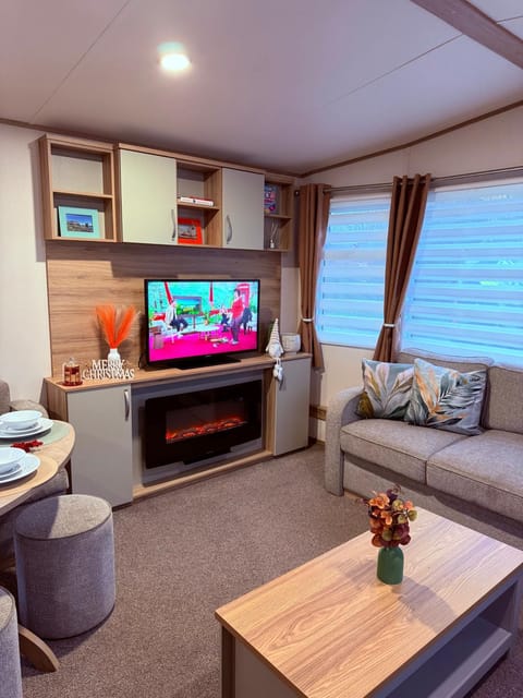 Hot tub retreat, at Tattersall Lakes caravan House in Tattershall