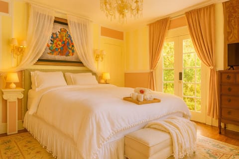 Bed, TV and multimedia, Photo of the whole room, Bedroom, towels