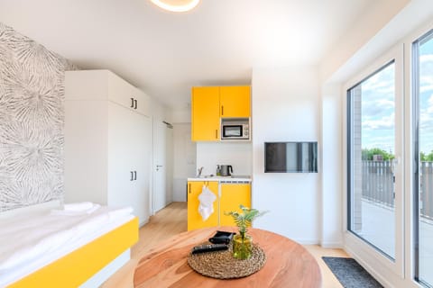 Bed, TV and multimedia, Kitchen or kitchenette, Photo of the whole room, Bedroom