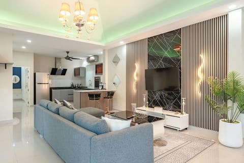 TV and multimedia, Kitchen or kitchenette, Living room, Seating area, Dining area, minibar, stove