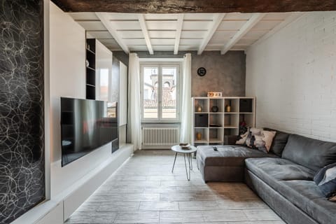 Communal lounge/ TV room, TV and multimedia, Living room, Seating area, Evening entertainment