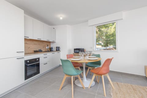 Coffee/tea facilities, Kitchen or kitchenette, Dining area, dishwasher, oven, stove, toaster, air conditioner