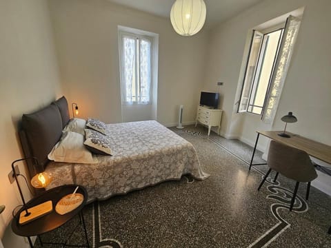 Bed, TV and multimedia, Photo of the whole room, Bedroom
