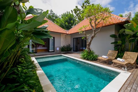 Property building, Patio, Spring, Day, Garden, Garden view, Pool view, Swimming pool, sunbed
