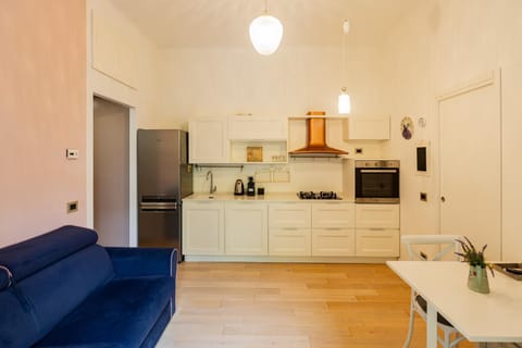 Coffee/tea facilities, Kitchen or kitchenette, Living room, Seating area, Dining area, oven, stove