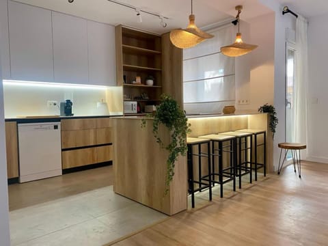 Kitchen or kitchenette, Dining area