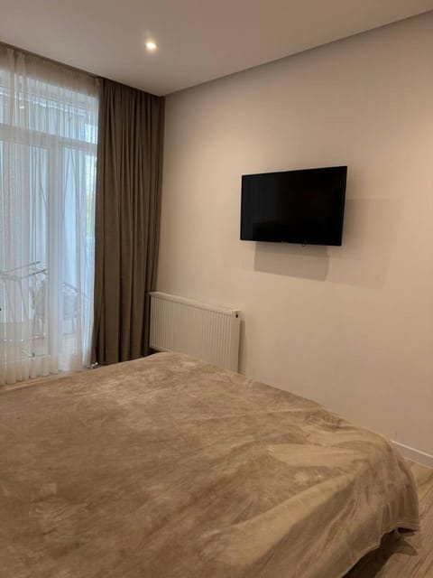 Bed, TV and multimedia, Bedroom