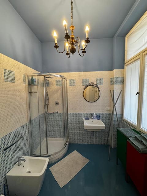 Shower, Bathroom, towels