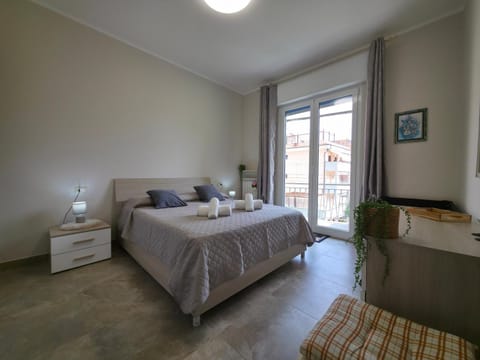 Bed, Bedroom, towels