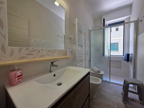 Shower, Toilet, Bathroom, towels