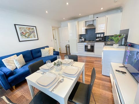 Property building, TV and multimedia, Coffee/tea facilities, Living room, Decorative detail, Seating area, Dining area, dishwasher, heating, oven, stove, washing machine, dryer, kitchen, air conditioner