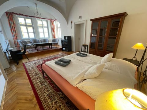 Bed, Guests