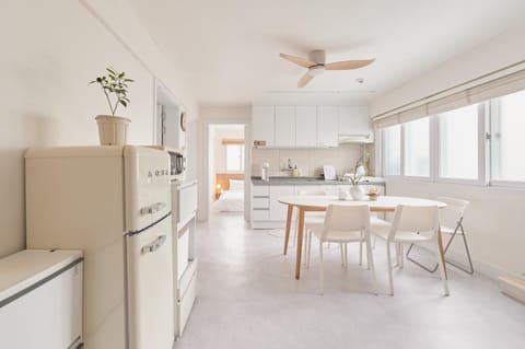 Kitchen or kitchenette, Dining area