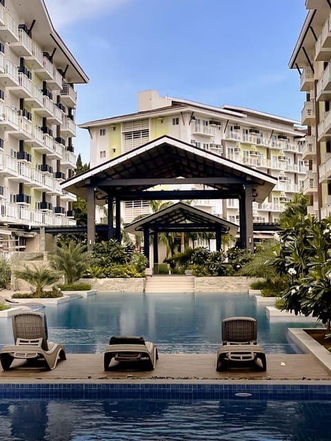 Property building, Day, Pool view, Swimming pool, sunbed