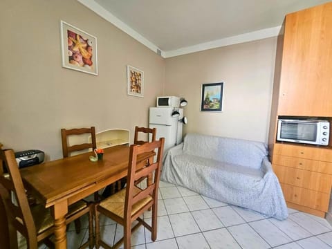 Living room, Seating area, Dining area, oven