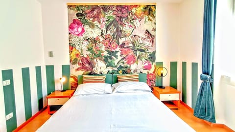 Bed, Living room, Photo of the whole room, Seating area, Bedroom