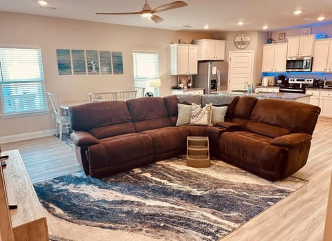 Kitchen or kitchenette, Living room, Seating area, Dining area, fireplace, pet friendly, stove