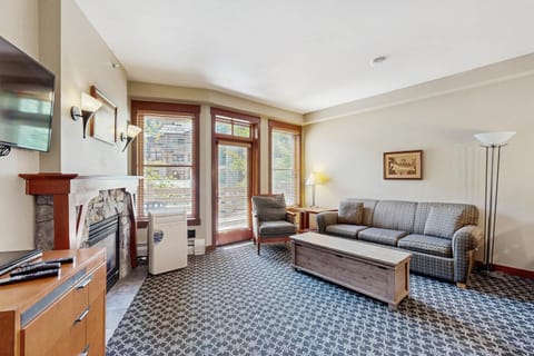 1BR Ski-InandSki-Out Condo with Views, Pool, Hot Tub Apartment in Palisades Tahoe (Olympic Valley)