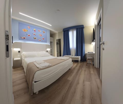 Bed, TV and multimedia, Photo of the whole room, Bedroom