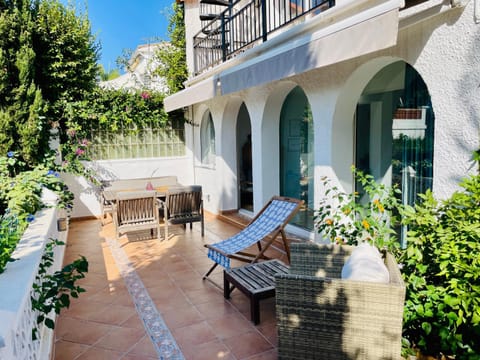 Property building, Patio, Balcony/Terrace, Dining area, Garden view, sunbed