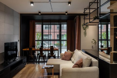 TV and multimedia, Living room, Seating area, Evening entertainment