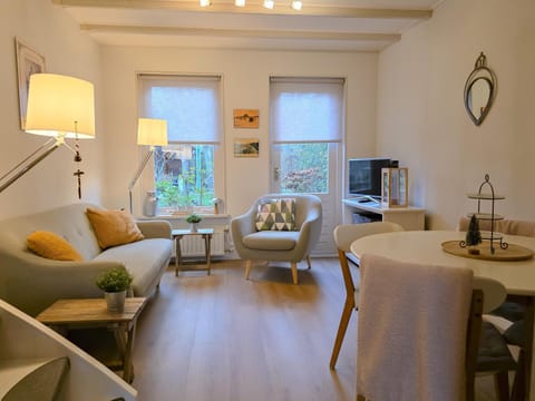 TV and multimedia, Seating area, Dining area