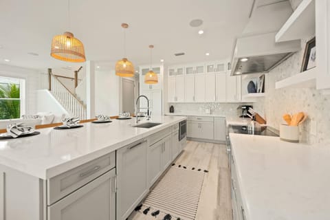 Beach View Paradise - New Anna Maria Island Home Apartment in Bradenton Beach