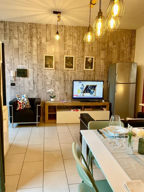Communal lounge/ TV room, TV and multimedia, Living room, Seating area, Dining area