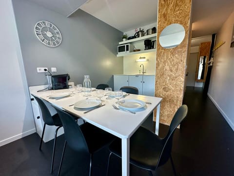 Kitchen or kitchenette, Dining area, stove