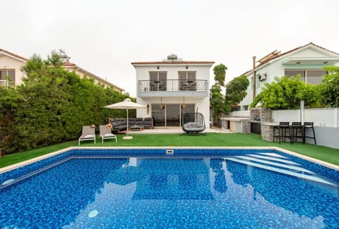 Property building, Pool view, Swimming pool, Swimming pool, sunbed