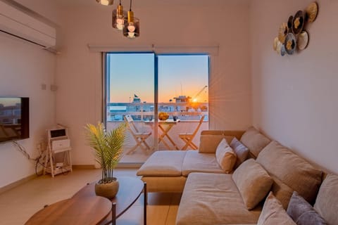 TV and multimedia, View (from property/room), Balcony/Terrace, Living room, Seating area, Sea view, air conditioner