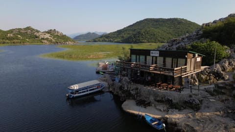 Nearby landmark, Restaurant/places to eat, Day, Natural landscape, Activities, Lake view, Mountain view, Parking