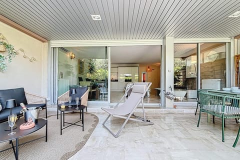 Facade/entrance, Balcony/Terrace
