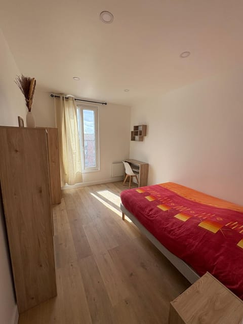 Photo of the whole room, Bedroom