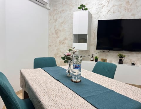 TV and multimedia, Dining area, air conditioner, air conditioner