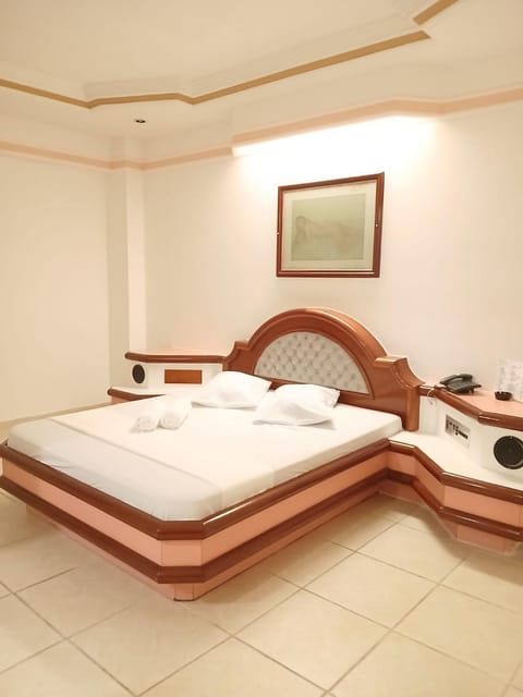 Bed, TV and multimedia, Photo of the whole room, Bedroom, minibar, towels, air conditioner