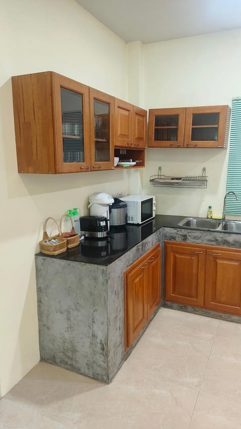 Coffee/tea facilities, Kitchen or kitchenette, stove