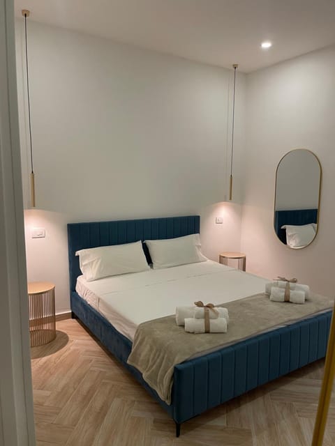 Shower, Property building, Bed, Bedroom, Breakfast, towels, air conditioner