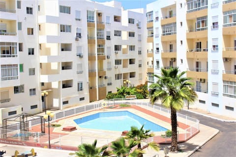 Property building, Day, Neighbourhood, Balcony/Terrace, Pool view, Swimming pool, Location, sunbed